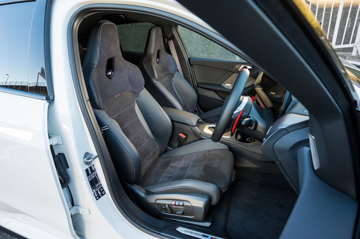 Mスポーツシートの表皮はアルカンターラとヴェガンザ（ビーガンレザー）の組み合わせ。よりエモーショナルな「コーラルレッド」のカラーリングも追加費用なしで選べる。