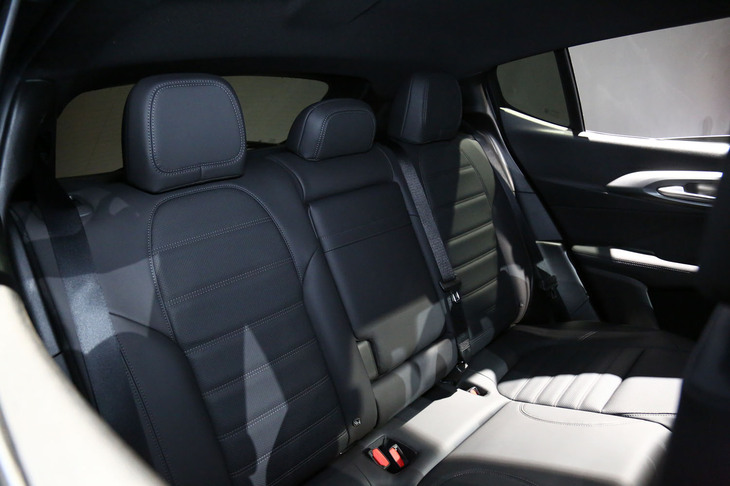 アルファ・ロメオ・トナーレ（リアシート）