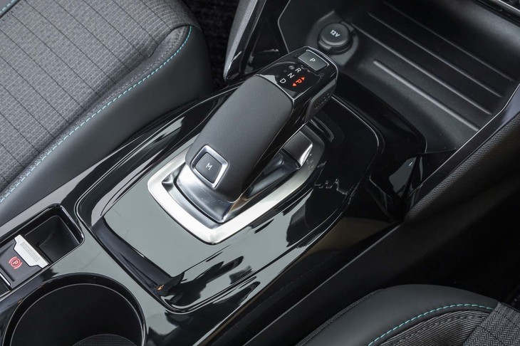 バイワイヤ式のシフトレバー。手先のわずかな動きで操作できる。