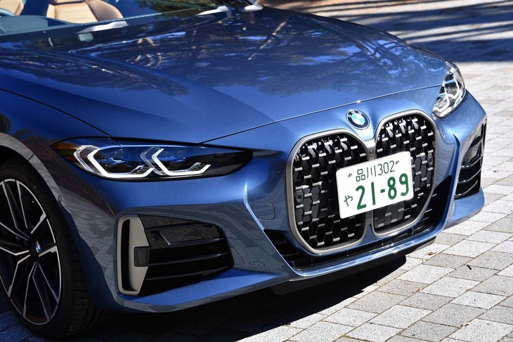 新型「4シリーズ」で最大の話題となっているのが、斬新な大型キドニーグリル。エンジンの温度を調節するためのグリルシャッターも備わる。