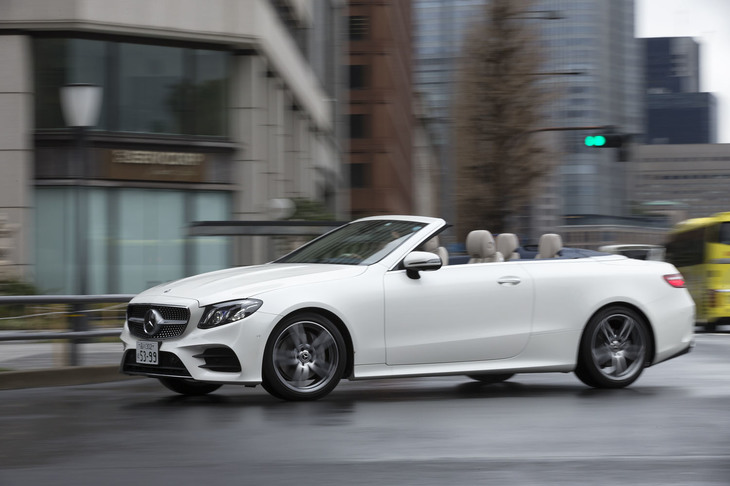 「Cクラス」をベースとしていた従来型に対して、新型は「Eクラス」がベース。ボディーサイズがひと回り大きくなったほか、居住空間も若干広くなっている。