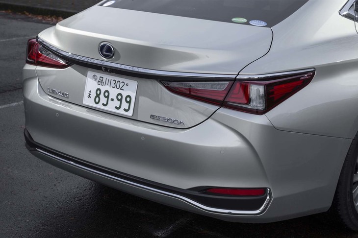 リアコンビランプは全車でフルLEDが標準。ブレーキランプはL字型に点灯する。