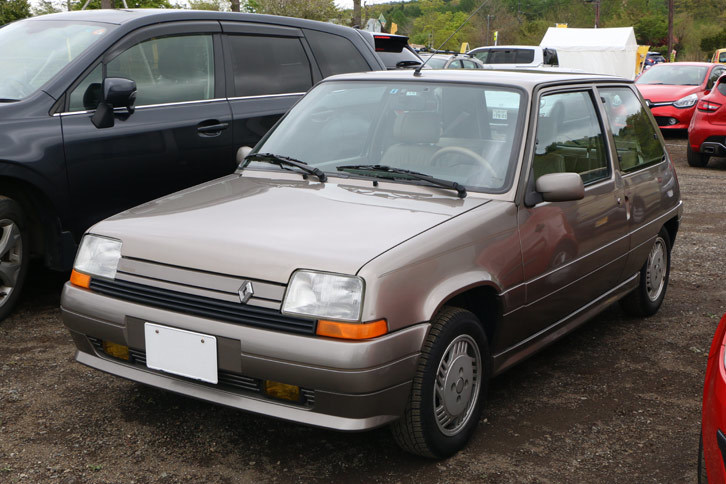 とても状態のよさそうな「サンク」に遭遇。小さな高級車といえる、レザー内装を備えた上級グレード「バカラ」であった。