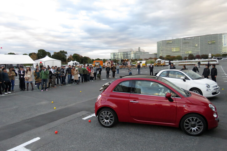 最後はイベントステージ前で、屋根をあけた「フィアット500C」にボールを投げ入れる玉入れ大会を実施。紅白2台の500Cが、めでたい雰囲気をかもしだす。