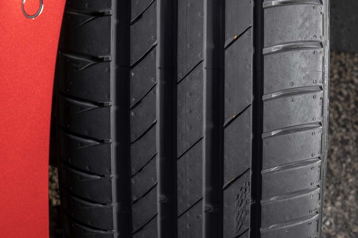 効果的に水を排出する4本のワイドグルーブをレイアウト。今回は機会がなかったが、いかにもウエット路面で効きそうだ。