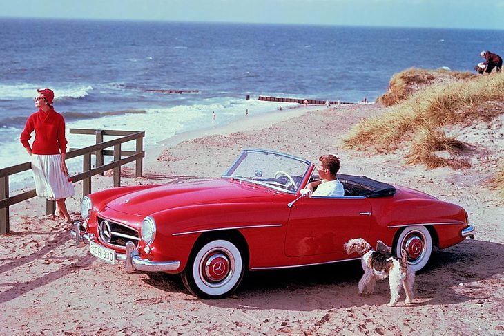 1955～1963年に生産された「メルセデス・ベンツ190SL」。ハイパフォーマンスカー「300SL」をモチーフとしたデザインのボディーを、より汎用的な設計のシャシーに架装したもので、今日に続く「SL」シリーズの基を築いた。