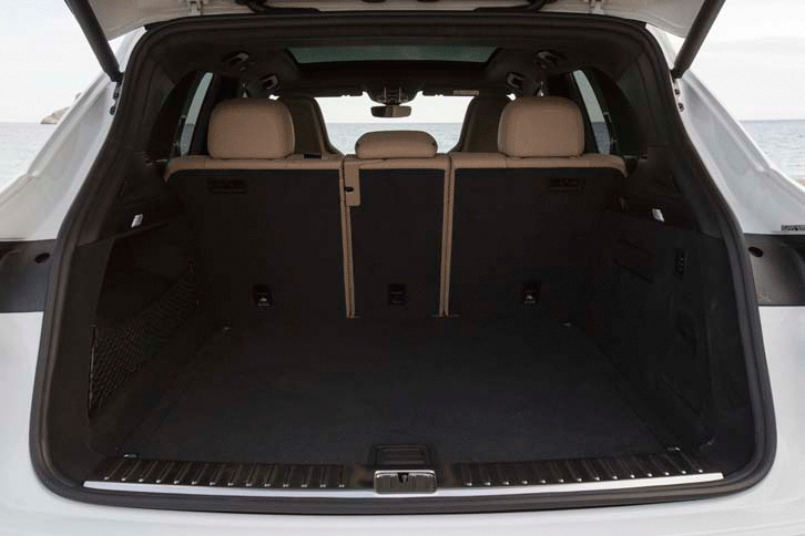 荷室の容量は「カイエン」と「カイエンS」が770～1770リッター、「カイエン ターボ」が745～1680リッター。（写真をクリックすると荷室のアレンジが見られます）