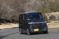 フロントグリルをU字デザインのコンパクトなメッキベゼルに変更することで、ホンダ車初のダイレクトプロジェクション式LEDヘッドランプと、グリルの上部に備わる横一文字のイルミネーションがより強調される「N-BOXカスタム プレミアムスタイル」。