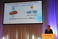 電動パワートレイン車の普及へ向けたロードマップと、電池の生産体制をはじめとした各課題について説明する、トヨタ自動車の寺師茂樹副社長。