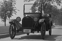 1915年に登場した「シボレー・シリーズ490」。OHVエンジンや3段のギアボックスを搭載するなど、「T型」より先進的で使いやすいクルマとなっていた。