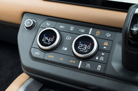 センタースクリーンの下部には2つのダイヤルを中心にメカニカルスイッチが並べられる。ダイヤルは通常時はエアコンの温度用だが、エアコンのファン用だったり「テレインレスポンス2」（オフロード向けのドライブモードセレクター）用だったりと、状況に応じて最適な機能が割り当てられるようになっている。