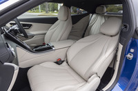 「CLE クーペ」専用に開発されたインテグラルスポーツデザインのフロントシートは、絶妙なホールド感が味わえる。写真の内装色は「マキアートベージュ」で、キャビンにエレガントな雰囲気を漂わせていた。