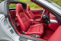 標準仕様のインテリアはブラックの内装色にアルカンターラのトリムの組み合わせだが、テスト車には有償で用意されるボルドーレッドの「レザーインテリア」が採用されていた。