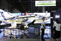 SkyDrive（スカイドライブ）が出展した、“空飛ぶクルマ”の1/1モックアップ。VR体験もそうだが、まずはこのモックの大きさに驚かされた。