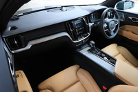 インテリアのデザインはベースとなった「V60」と基本的に共通。コーディネートの種類は豊富で、上級グレード「T5 AWDプロ」には5種類のシートカラーおよび内装色の組み合わせと、3種類のインテリアパネルが用意される。