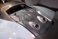 「600LT」のエンジンフード。噴火口を思わせる2つの穴がロング氏の言う“トップエキゾースト”で、ダウンシフト時などには盛大にここから火を吹く。