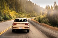 ステアリングのダイレクト感が印象的だった「ベンテイガEWB」。これには、4WS（4輪操舵）の効果に加えて、サスペンションやアンチロールバーのセッティングが奏功していると思われた。