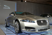 ジャガー、「Sタイプ」の後継モデルと噂される「C-XF」を披露