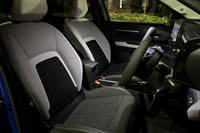 座面と背もたれにブロックタイプのデザインが採用された「アドバンストコンフォートシート」。10mm厚のウレタン層がソファのような座り心地を実現している。上位グレードの「マックス」（写真）は、ライトグレーのファブリックとテップレザー（合皮）の組み合わせ表皮となる。