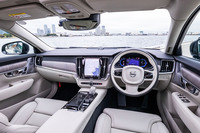 ダッシュボードの中央に9インチサイズのタッチ式縦型ディスプレイが組み込まれるインテリアデザインは、従来型から大きな変更はない。試乗車の内装は「チャコール／ブロンド」と呼ばれる明るめのレザーをメインに構成されていた。