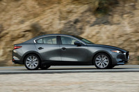 新型「マツダ3セダン」のサイドビュー。シャープなキャラクターラインを排したパネル類は、ゆるやかな曲面で構成されている。