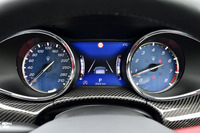 スピードメーター（左）には310km/hまで刻まれている。タコメーター（右）の“ゼブラゾーン”は6700rpmから。