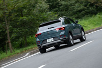 ボディーカラーは試乗車の「ペトローリアムブルーメタリック」を含む全8種類。「ディープブラックパールエフェクト」を除く7種類では、ルーフの色が黒もしくは白で塗り分けられたツートンカラーとなる。