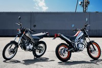 「セロー」よりも遊びに振ったモデルとして知られる「トリッカー」の名も、もはやカタログ上にない。新車で購入できるバイクショップの在庫も残りわずかとなっている。