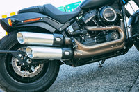 右サイドのデザインを印象付ける2-1-2タイプのエキゾーストシステム。スポーティーなイメージを強調する、斜め上を向いた2本出しのマフラーも、他のモデルにはない2018年型「ファットボブ」の特徴となっている。