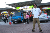 2008年、韓国のサービスエリアにて。駐車スペースに屋台の物売りがたくさんいて、その雰囲気がとても新鮮だった。今はどうなんだろう。