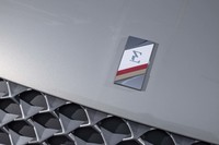 「DS 3クロスバックE-TENSE」のフロントには、「E」の字をかたどった専用エンブレムが装着される。