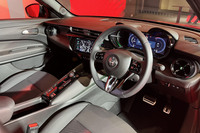 インストゥルメントパネルのセンターがドライバー側を向くコックピットデザインは、アルファ・ロメオの伝統。10.25インチのタッチ式センターディスプレイに組み込まれたインフォテインメントシステムは、Apple CarPlayおよびAndroid Autoに対応している。