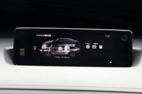 パワーユニットの作動状態はセンターモニターで確認が可能。またインターフェイスとしては、ヘッドアップディスプレイが全車標準装備となる。