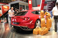 「フェラーリFF」はラゲッジルームの収容力が強調されていた。2011年のジュネーブモーターショーで。