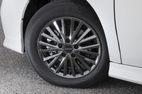 
	細身のスポークが輝きを放つ「ステップワゴン モデューロX」のアルミホイール。サイズは、試乗車のハイブリッドモデルが16インチ、ガソリンエンジン車は17インチとなる。
	