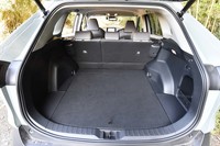 荷室のフロアは2段階に調節できる。5人乗車時の積載容量は542～580リッター。