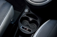 新たに設けられたカップホルダー。手前には、USBやAUXのコネクターが備わる。