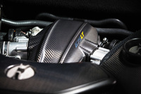 キャビン後方に搭載される3.8リッターV8ツインターボエンジン。最高出力675ps、最大トルク700Nmを発生する。