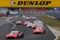 GT500クラスのスタートシーン。