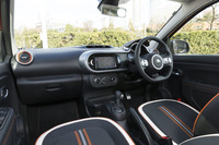 新たに追加されたEDC仕様のインストゥルメントパネルまわり。内装では、各所に施されたオレンジやホワイトのアクセントが「GT」の特徴である。