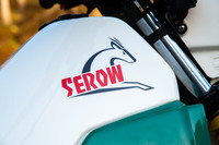 燃料タンクに貼られたセロー（カモシカ）のステッカー。生産開始当初は角が枝分かれしたデザインだったが、「カモシカの角は枝分かれしていません」という外部からの指摘があって、写真のデザインに改められたのだとか。