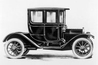1910年に登場した「キャデラック・モデル30」。同車の1912年モデルに、初めてセルフスターターが装備された。