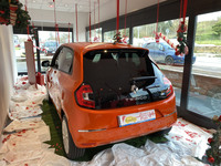 室内側から。イタリアでは教会暦にしたがい、クリスマス飾りを年明けまでそのままにするのが一般的である。