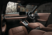 最新型「アウトランダー」のインテリア。運転席＆助手席のシートベンチレーション機能やフレームレスタイプのデジタルルームミラーが新たに採用された。スマートフォン連携ナビゲーションのディスプレイが9インチから12.3インチにサイズアップされ、「MITSUBISHI CONNECT」の機能拡大によりGoogleを用いた目的地検索が可能となった。