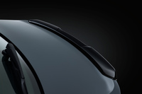 車両後端に、「クリスタルブラックシリカ」に塗られた小型のトランクスポイラーが控えめに備わる。フロントグリルやドアミラーカバー、シャークフィンアンテナも同カラーで仕上げられる。