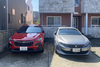 「クロストレック プレミアムS：HEV EX」（写真左）と、“ちょいワル特急”こと愛車の「プジョー508」（同右）との2ショット。クロストレックは、クロスオーバー的なフォルムはともかく、ディテールがゴチャゴチャしすぎていて正直あんまり好みとはいえないタイプのルックスだが、その走りはどうか。