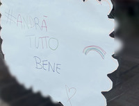 アパルタメントのエントランスには、「Andrà tutto bene（すべてうまくいくさ）」と書いた紙が、入居者の誰かによっていつの間にか貼られていた。