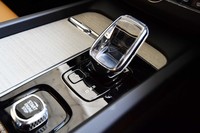 オレフォス製のクリスタルシフトノブ。8段ATのメカニズムおよび制御は、従来型「XC60」のものから変更されている。