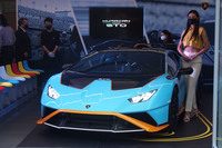 今回、他のマーケットに先駆けて実車が初公開された「ウラカンSTO」。発表の舞台となったのは、2020年10月29日にオープンしたばかりのランボルギーニのブランド体感スペース「THE LOUNGE TOKYO」。