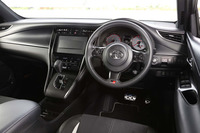 ブラック基調のカラーでまとめられた、「ハリアー エレガンス“GRスポーツ”」のインテリア。